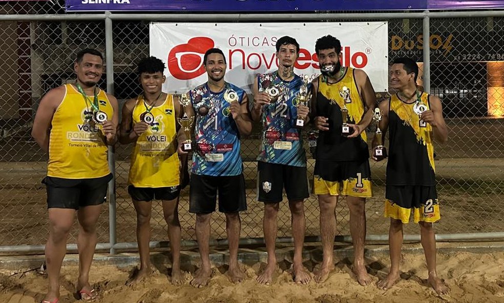 Pódio da categoria adulto masculino na 2ª etapa do Acreano de Vôlei de Praia — Foto: Divulgação/Feav