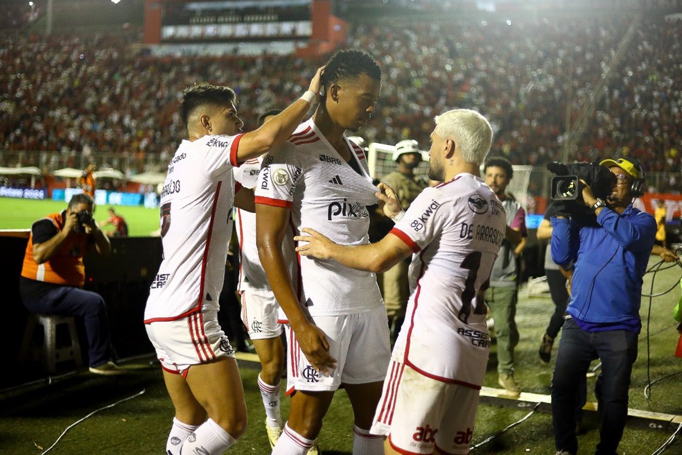 Carlinhos comemora o gol da vitória do Flamengo sobre o Vitória — Foto: Gilvan de Souza / CRF