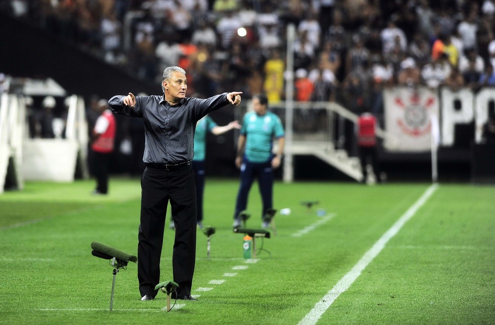 Tite no comando do Corinthians na Neo Química Arena — Foto: Marcos Ribolli