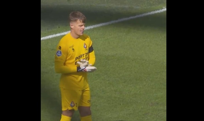 Goleiro do Telstar, filho de Koeman chora em campo com homenagem à mãe em jogo do Holandês