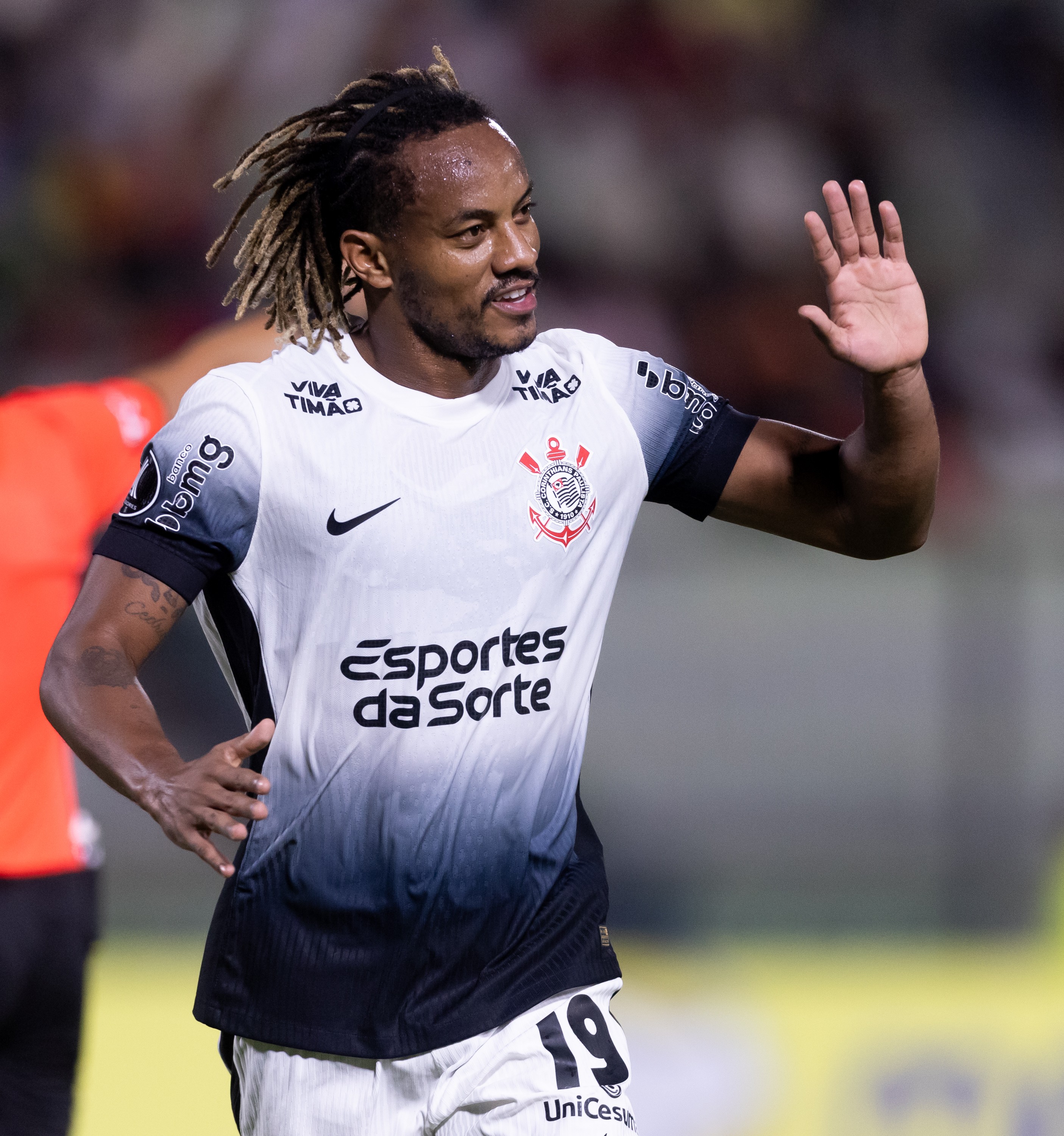 Peça-Chave: Carrillo se Destaca Dentro e Fora de Campo no Corinthians