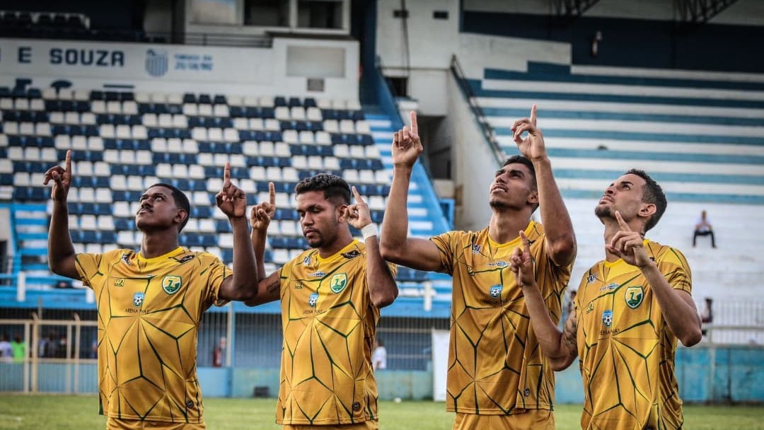 Tiroteio encerra jogo do Carioca sub-20: Times correram para se abrigar -  31/10/2021 - UOL Esporte