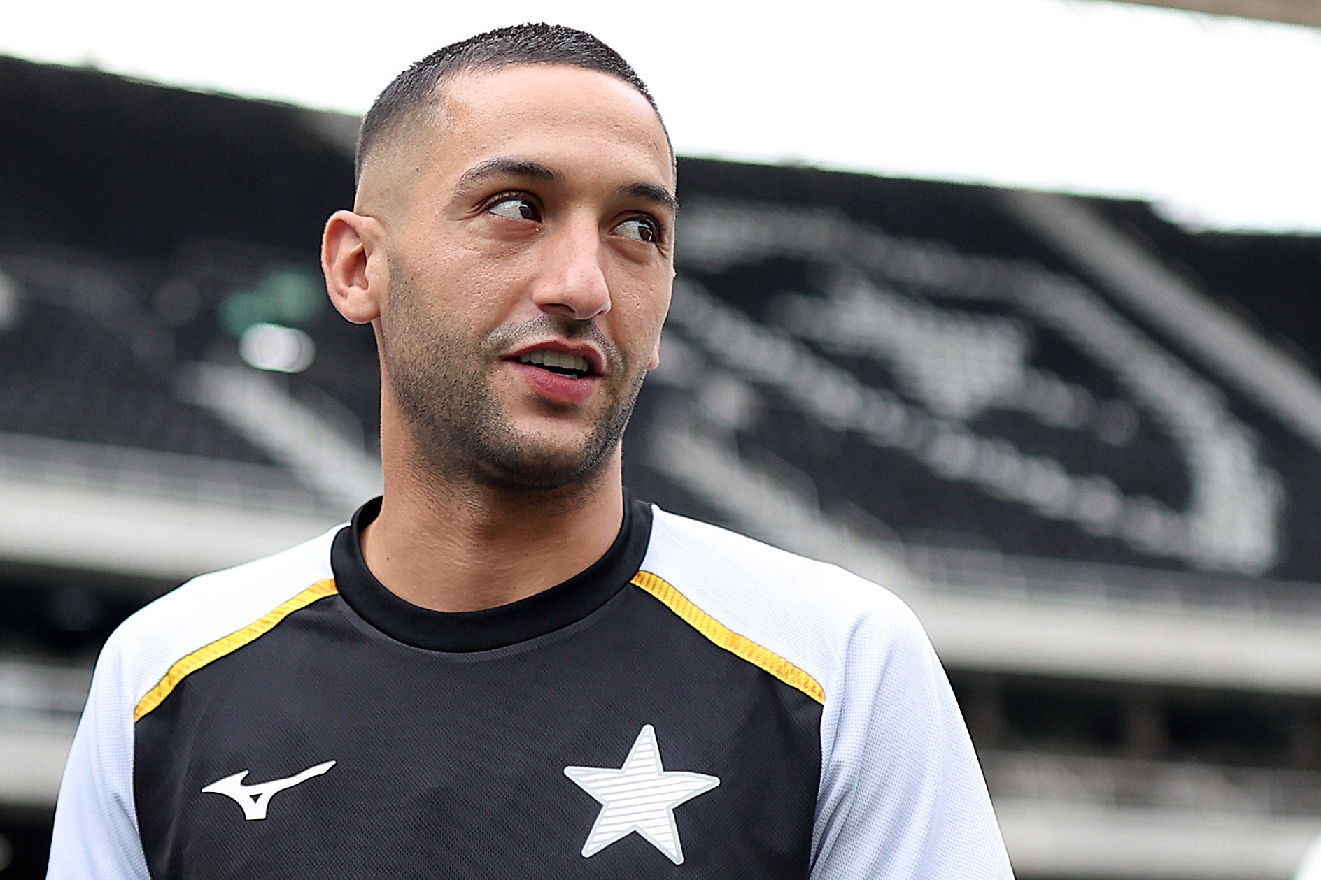 Escalação do Botafogo: Ziyech deve ganhar chance como titular; Matheus Martins retorna