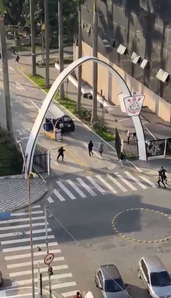 Torcedores do corinthians invadem o Parque São Jorge danificando propriedade interna.