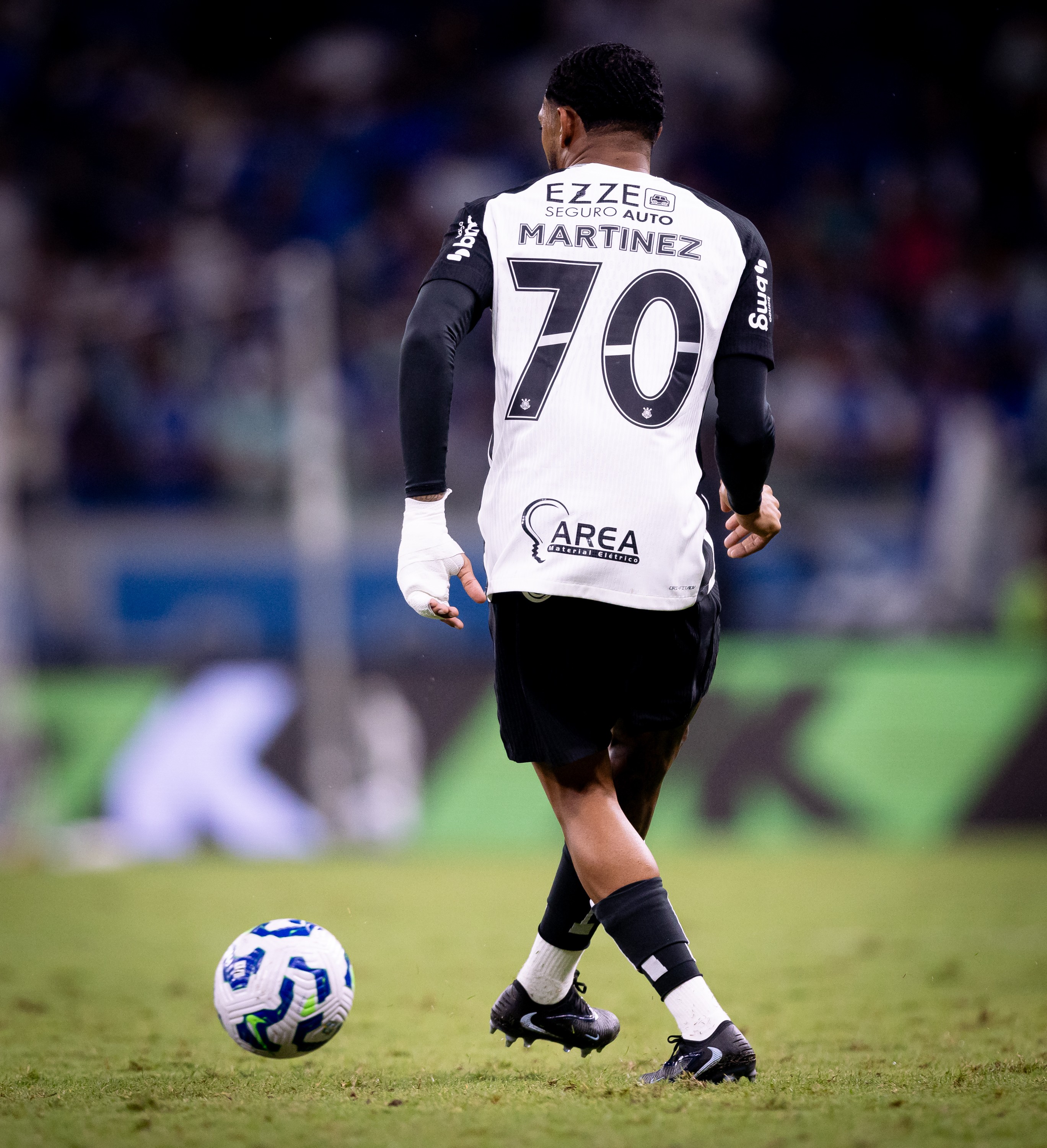 Multa após vermelho: Corinthians da multa pesada a Martínez em meio a polêmica por expulsão