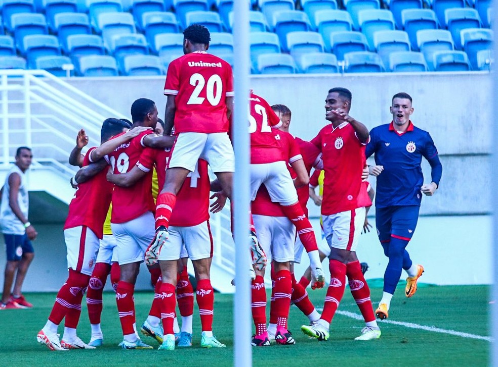 Jogadores do América-RN festejam gol contra o Baraúnas — Foto: Alexandre Lago