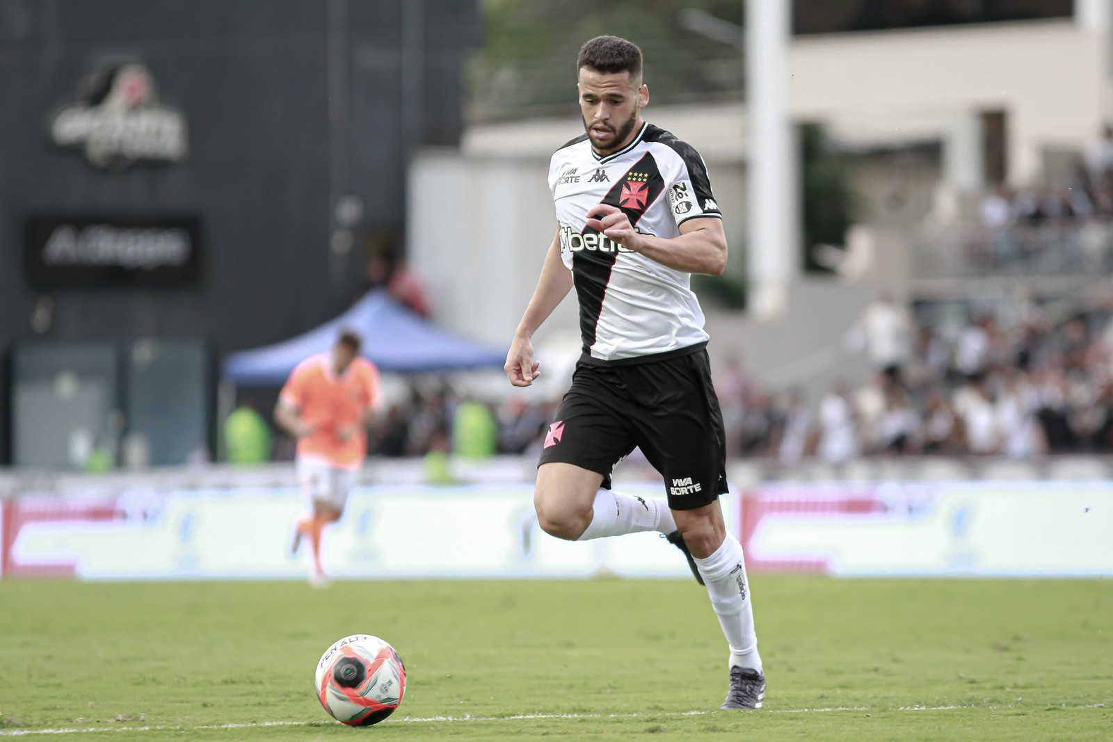 Vasco anuncia transferência do volante De Lucca ao Cuiabá