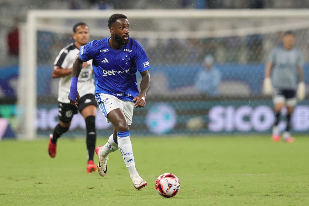 Gerson em ação com a camisa do Cruzeiro — Foto: Gilson Lobo/AGIF