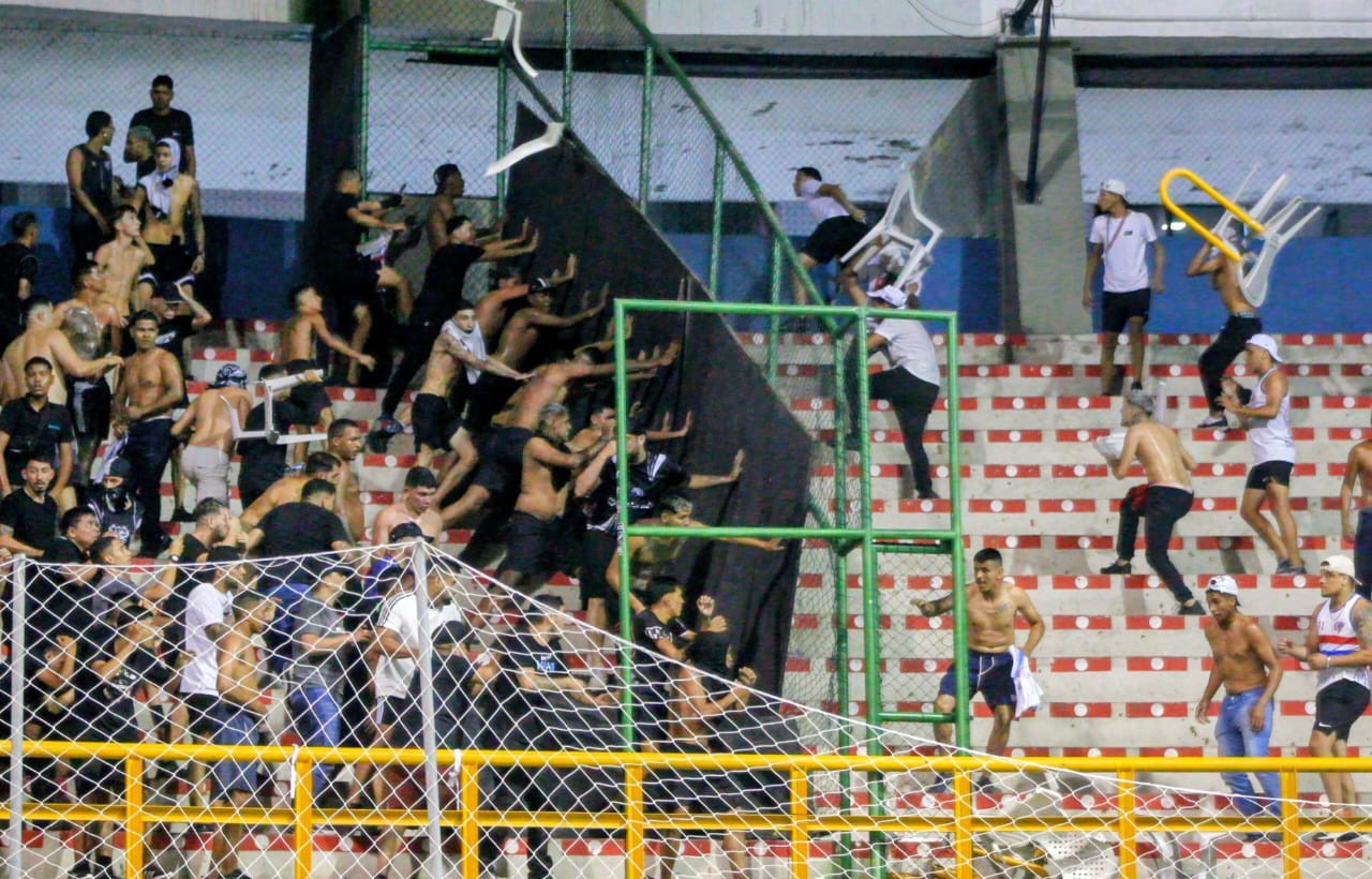 Organizadas de Ceará e Fortaleza brigam em jogo de futsal