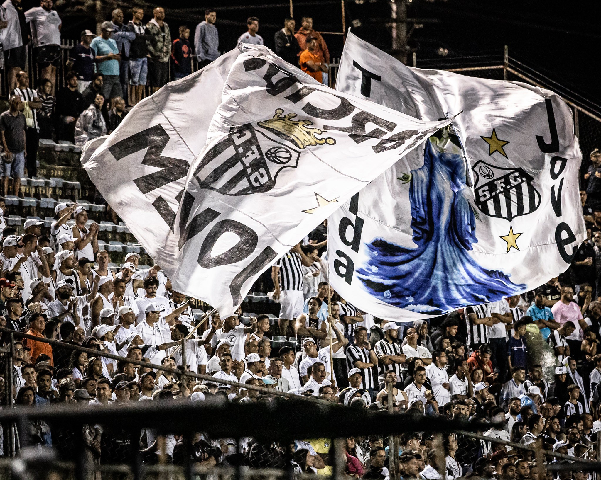 Santos e Palmeiras se desafiam em clássico decisivo: promessas de drama no Brasileirão!