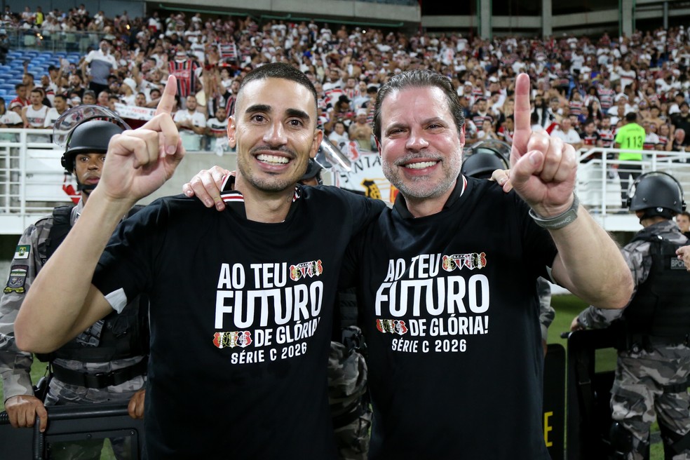 Atacante Thiago Galhardo comemora acesso do Santa Cruz com presidente Bruno Rodrigues — Foto: Marlon Costa/AGIF