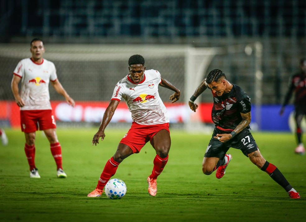 Bragantino x Athletico - jogadores no campo