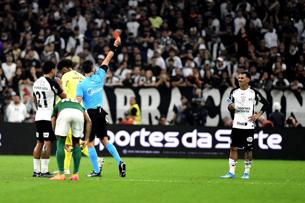 Matheuzinho ao ser expulso em Corinthians x Palmeiras — Foto: Marcos Ribolli