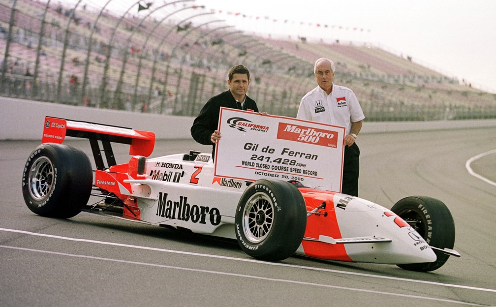 Gil de Ferran ao lado de Roger Penske em Fontana-2000 com o recorde mundial de velocidade em uma classificação — Foto: Robert Laberge/Allsport