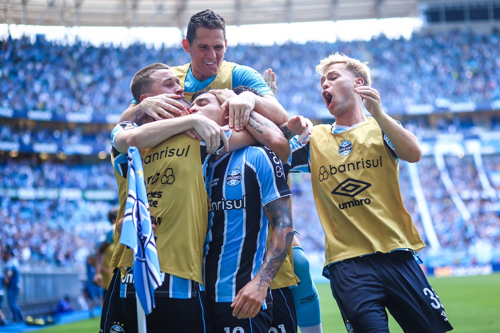 Jogadores do Grêmio comemoram um dos gols na vitória sobre o São Paulo — Foto: Lucas Uebel / Grêmio FBPA