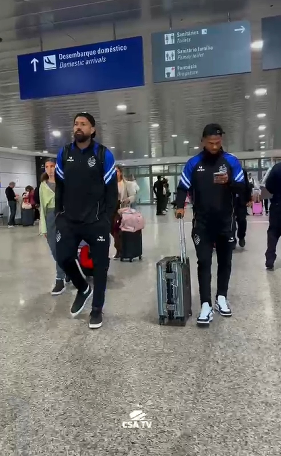 Delegação do CSA chega ao aeroporto de Porto Alegre — Foto: CSATV