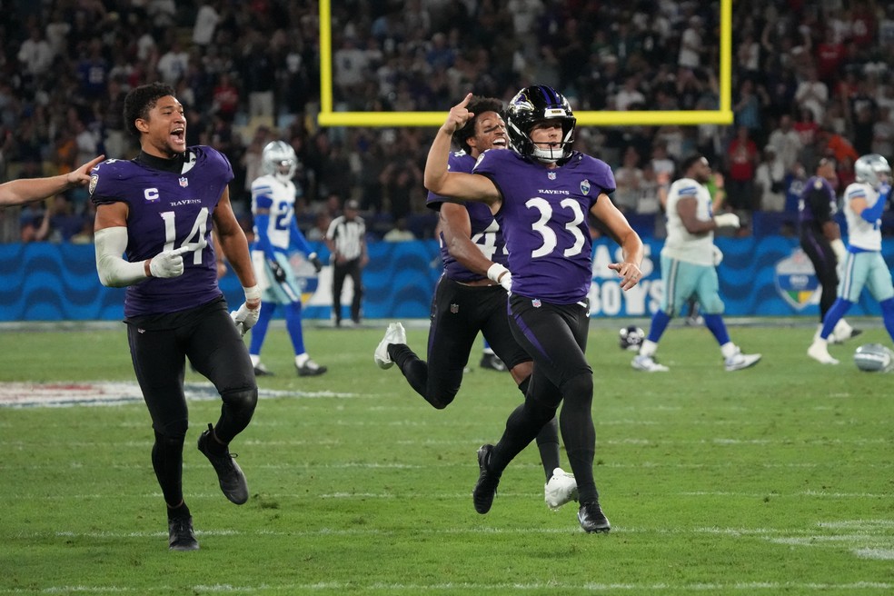 Tyler Loop corre para comemorar vitória do Baltimore Ravens no NFL Rio Game — Foto: Kirby Lee-Imagn Images