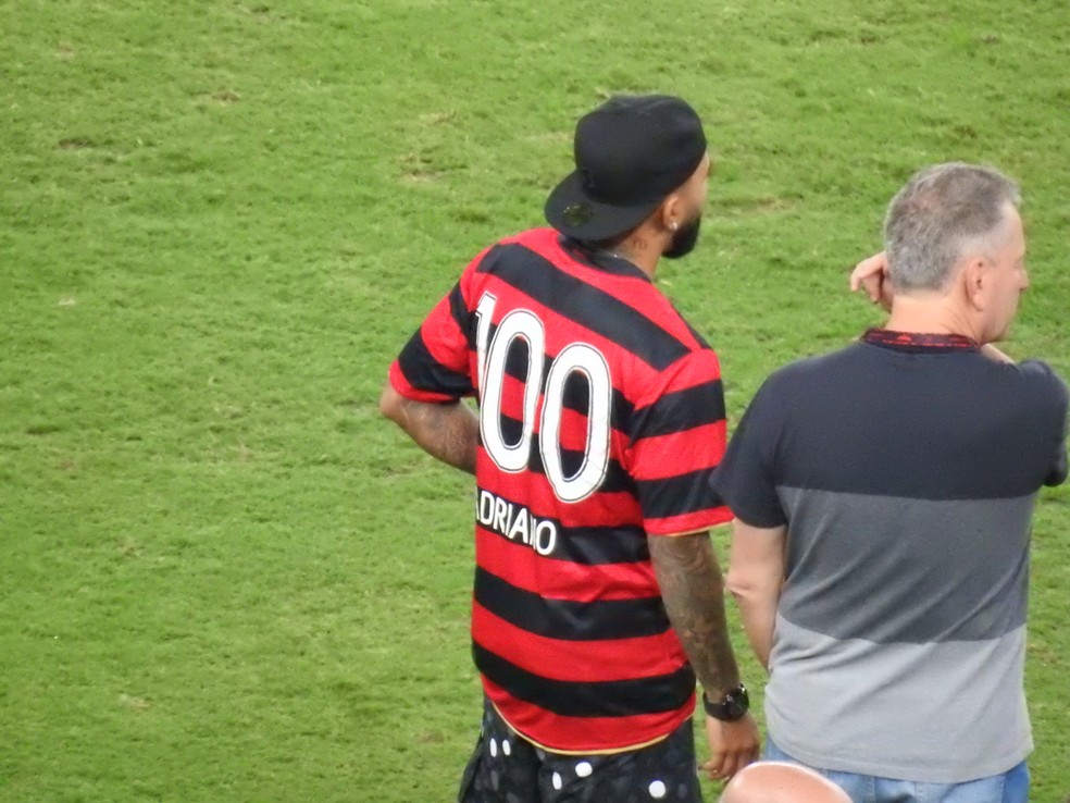 Veja a&iacute; o nome de Adriano &agrave;s costas de Gabigol &mdash; Foto: Fred Gomes