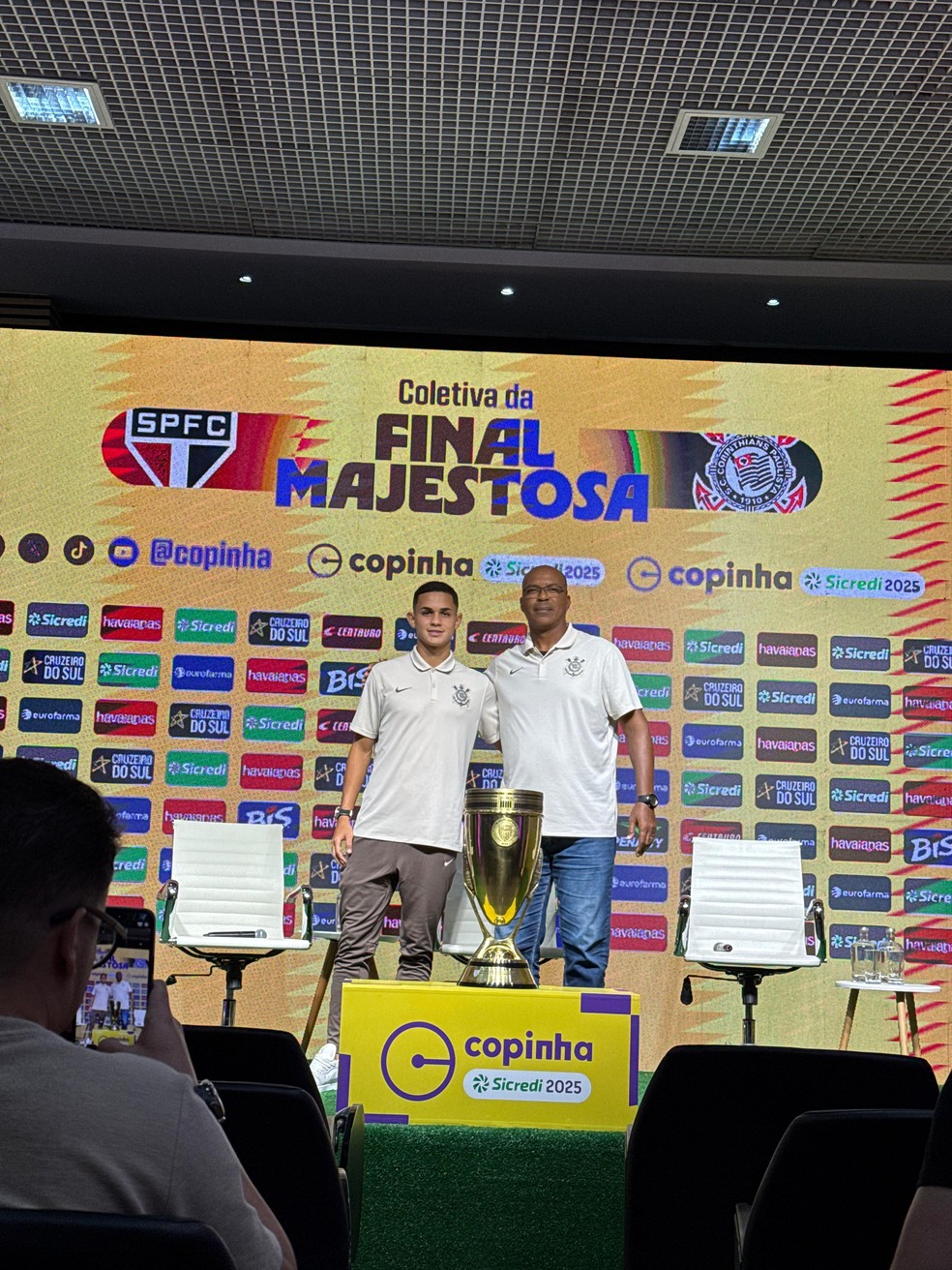 Orlando Ribeiro e Bahia, do Corinthians, durante coletiva da final da Copinha — Foto: Natalia Bergonso