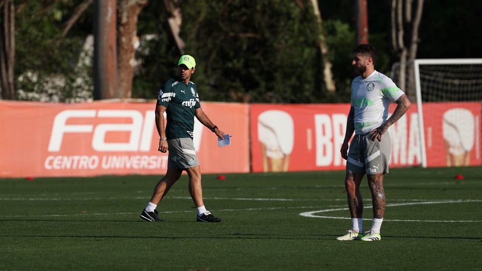 Abel Ferreira e Zé Rafael em treino do Palmeiras na Academia de Futebol — Foto: Cesar Greco/Palmeiras