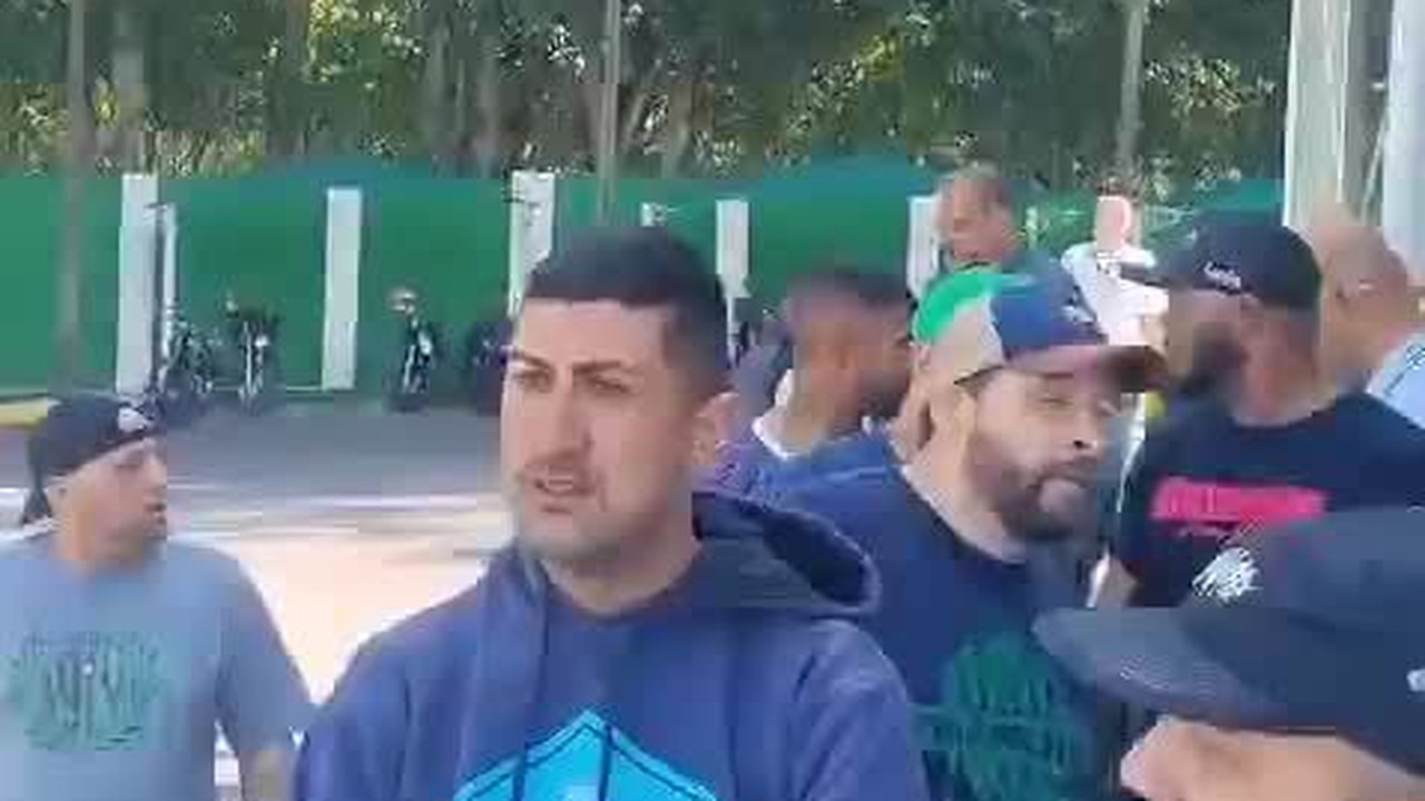 Torcedores invadem CT do Palmeiras e tentam conversar com elenco