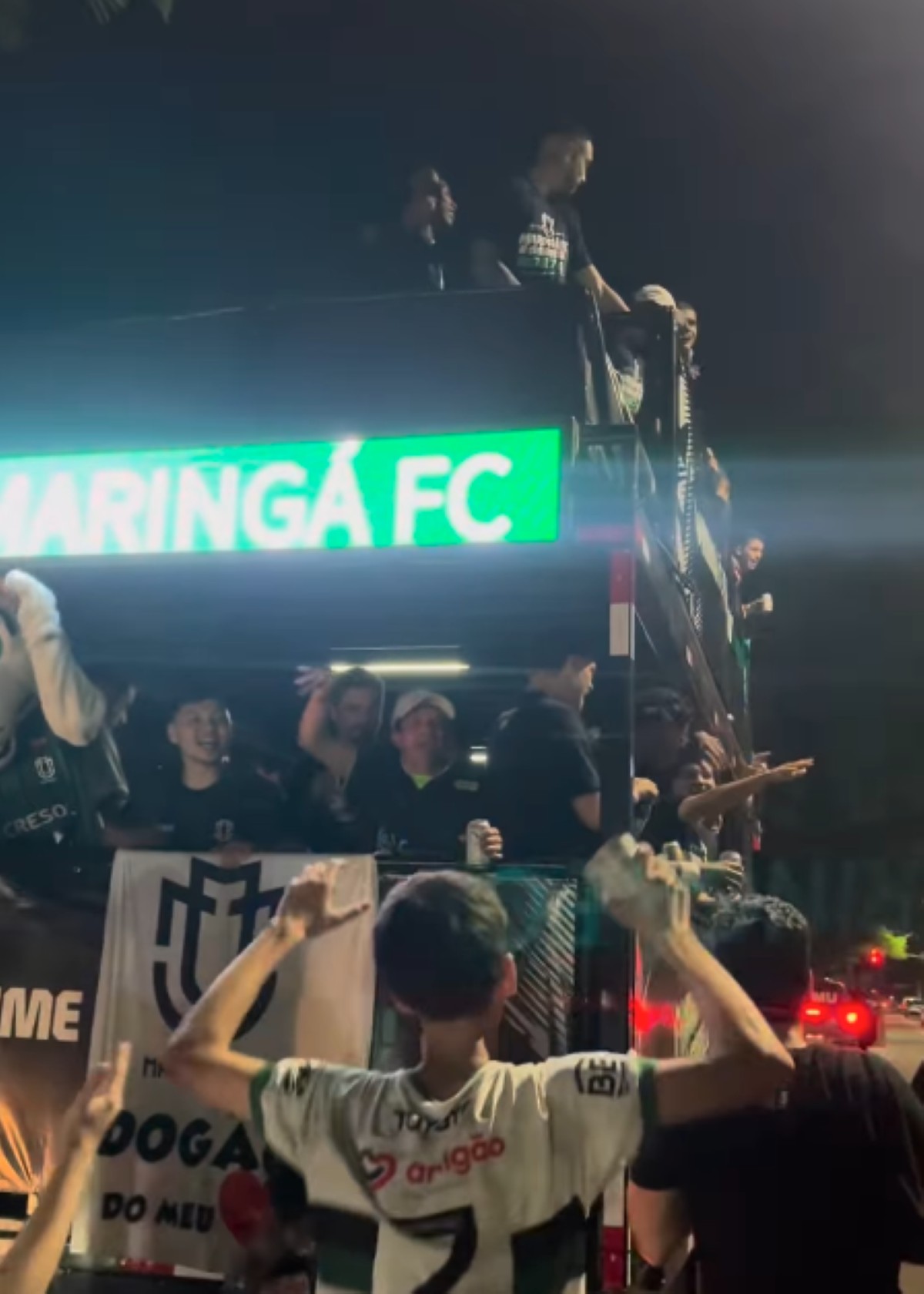 Maringá desfila em trio elétrico e faz festa com a torcida após acesso inédito à Série B; veja o vídeo