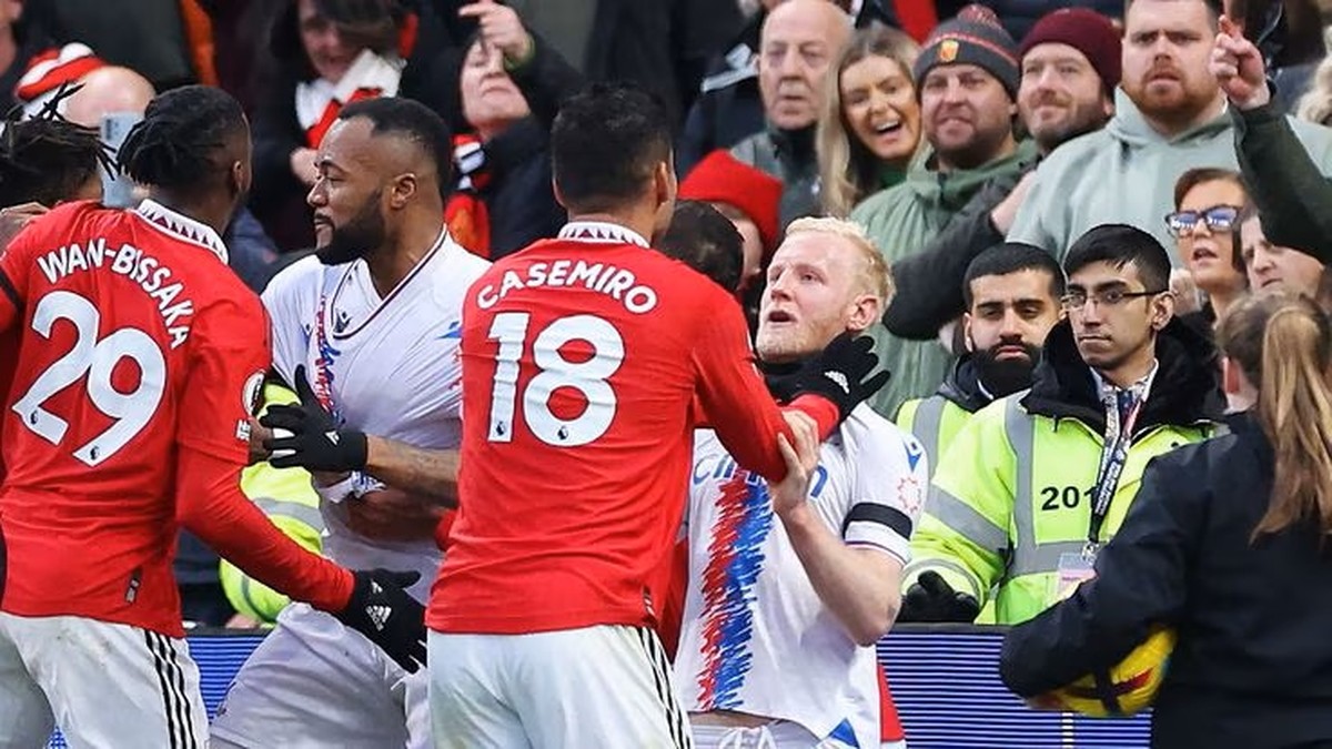 Casemiro enforca adversário e é expulso em jogo do Manchester United