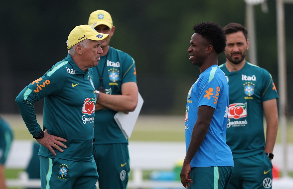 Carlo Ancelotti Vini Jr Vinicius Junior treino Brasil Seleção segunda-feira — Foto: Vincent Carchietta/Reuters