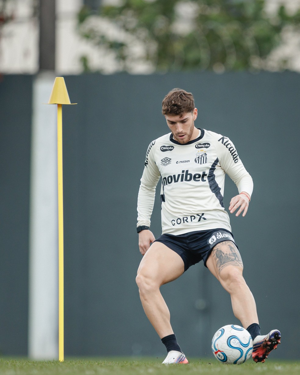 Rollheiser durante treino do Santos — Foto: Raul Baretta/ Santos FC