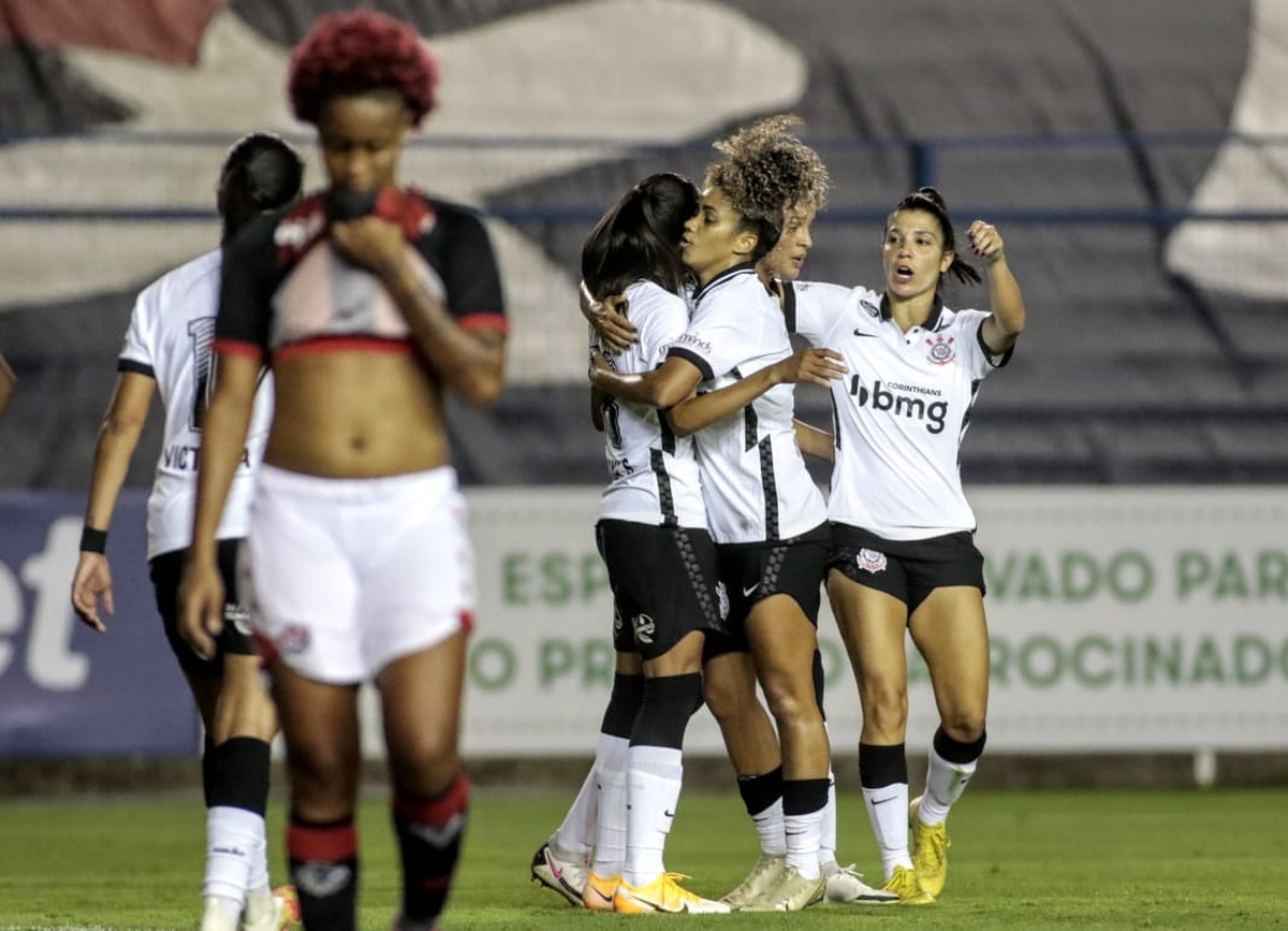 Corinthians goleia o Vitória e segue firme na liderança do Brasileirão ...