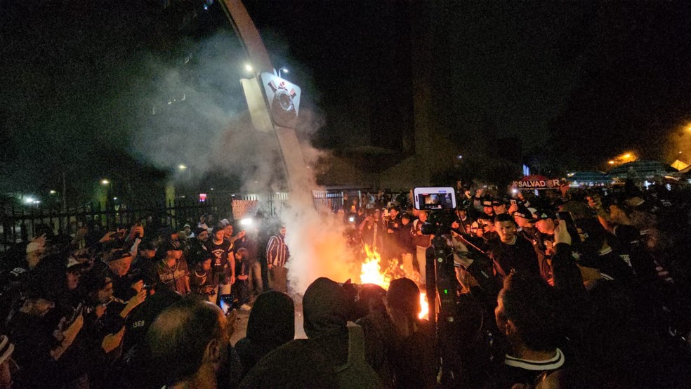 Torcedores do Corinthians queimam imagens de ex-presidentes em protesto no Parque São Jorge — Foto: Yago Rudá