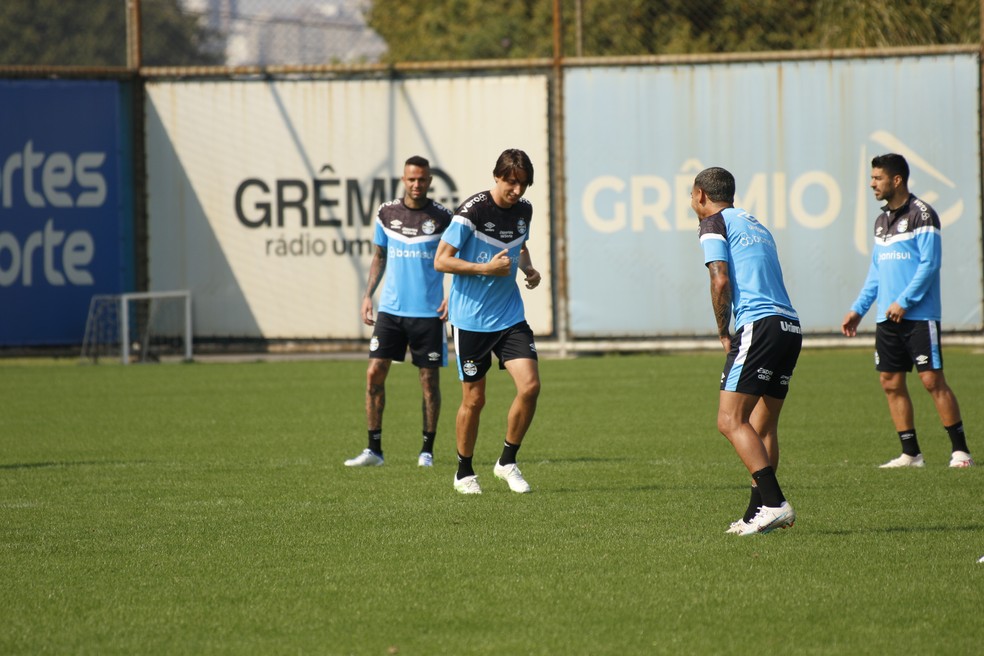 Geromel, Jhonata Robert, Luan e Suárez em treino do Grêmio — Foto: João Victor Teixeira