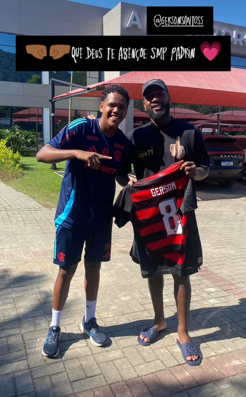 Gerson vai ao CT do Flamengo antes de viajar para a R&uacute;ssia &mdash; Foto: Reprodu&ccedil;&atilde;o