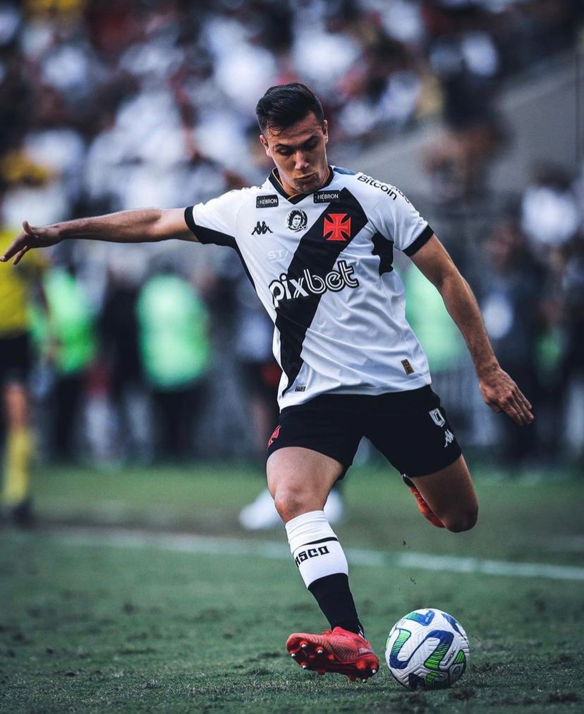 Lucas Piton é o garçom do Vasco em 2023 e iguala sua maior temporada em ...
