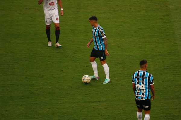 Início da Partida: Grêmio Inicia Ofensiva no Jogo.