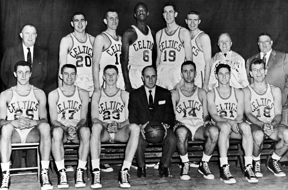 Plantel do Boston Celtics que dominou a NBA durante as décadas de 1950 e 1960 — Foto: NBAP/NBAE/Getty Images