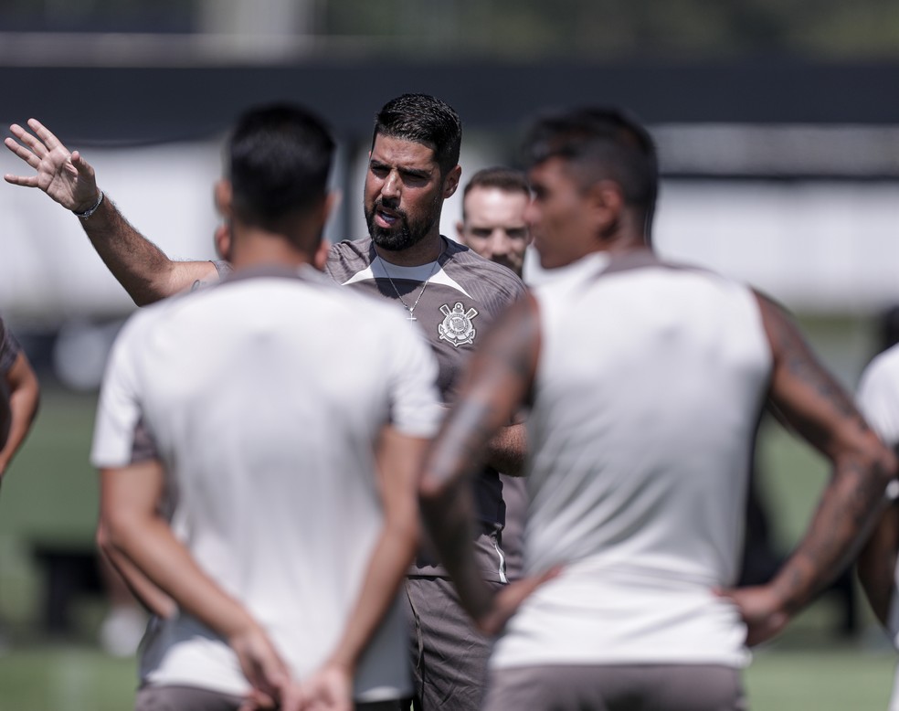 António Oliveira orienta os jogadores do Corinthians nesta sexta-feira — Foto: Rodrigo Coca/Ag. Corinthians