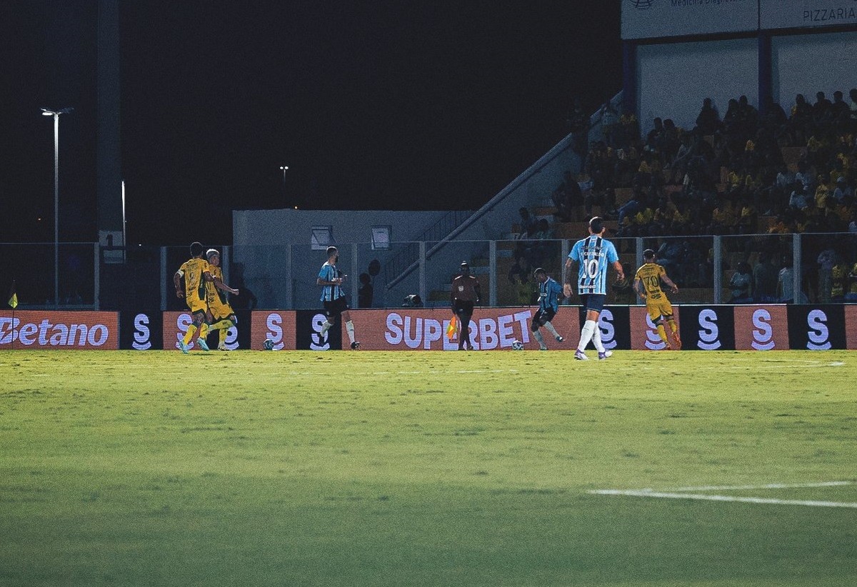 Grêmio sucumbe diante do Mirassol: análise das atuações dos jogadores na goleada.