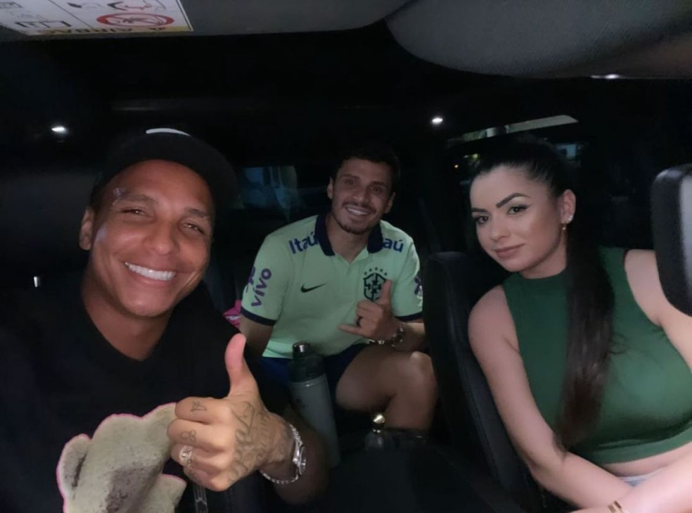 Deyverson compartilha foto da visita de Raphael Veiga, após jogo do Brasil em Cuiabá — Foto: Reprodução