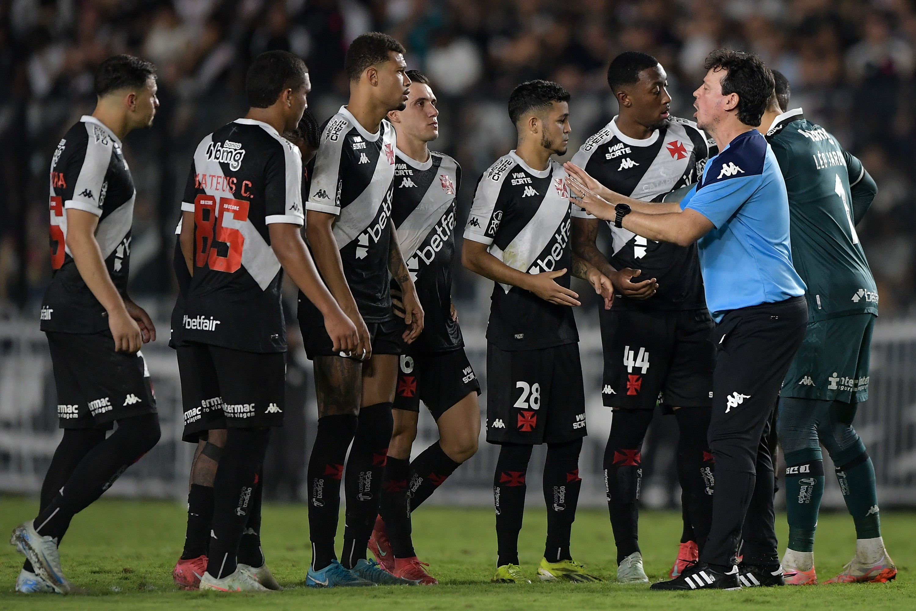 Diniz tem Data Fifa para definir dupla de zaga titular do Vasco; vote na sua favorita