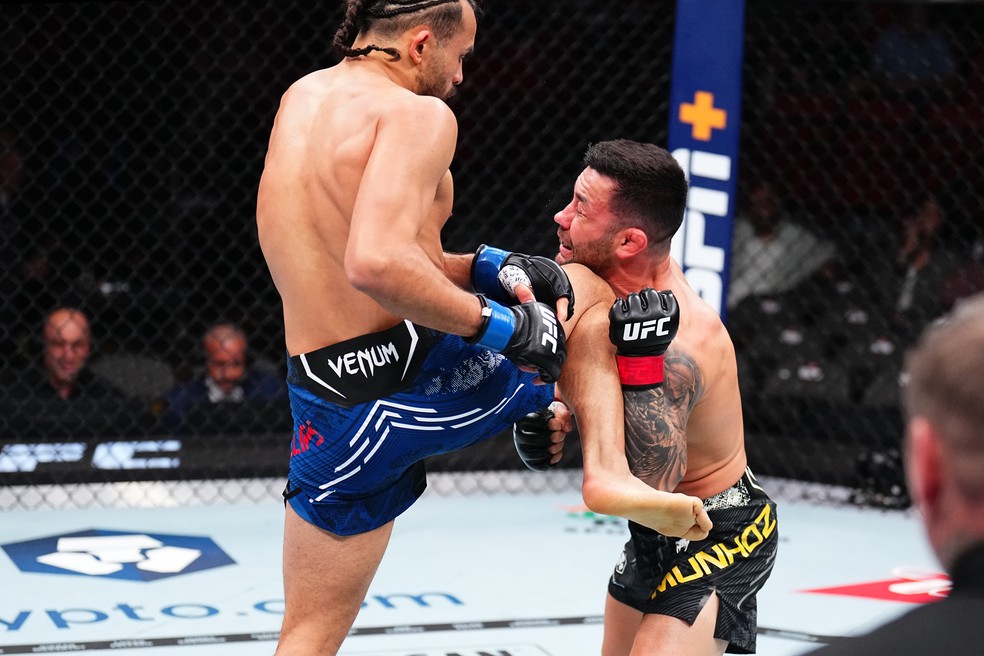 Kyler Phillips conecta joelhada em Pedro Munhoz no UFC 299  Foto: Chris Unger/Zuffa LLC via Getty Images