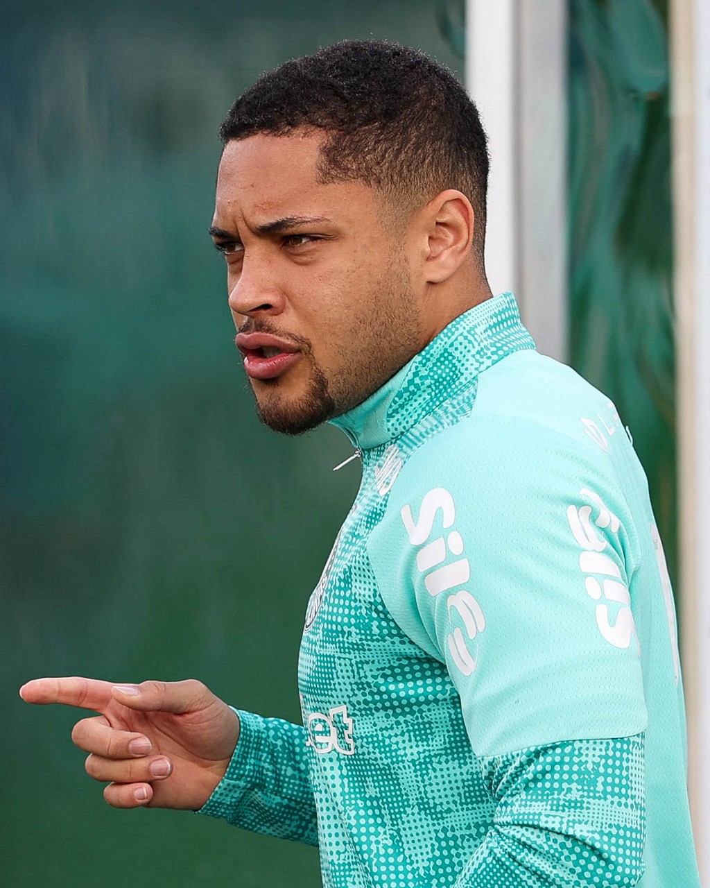 Vitor Roque não viaja com a delegação e desfalca o Palmeiras contra o Coritiba