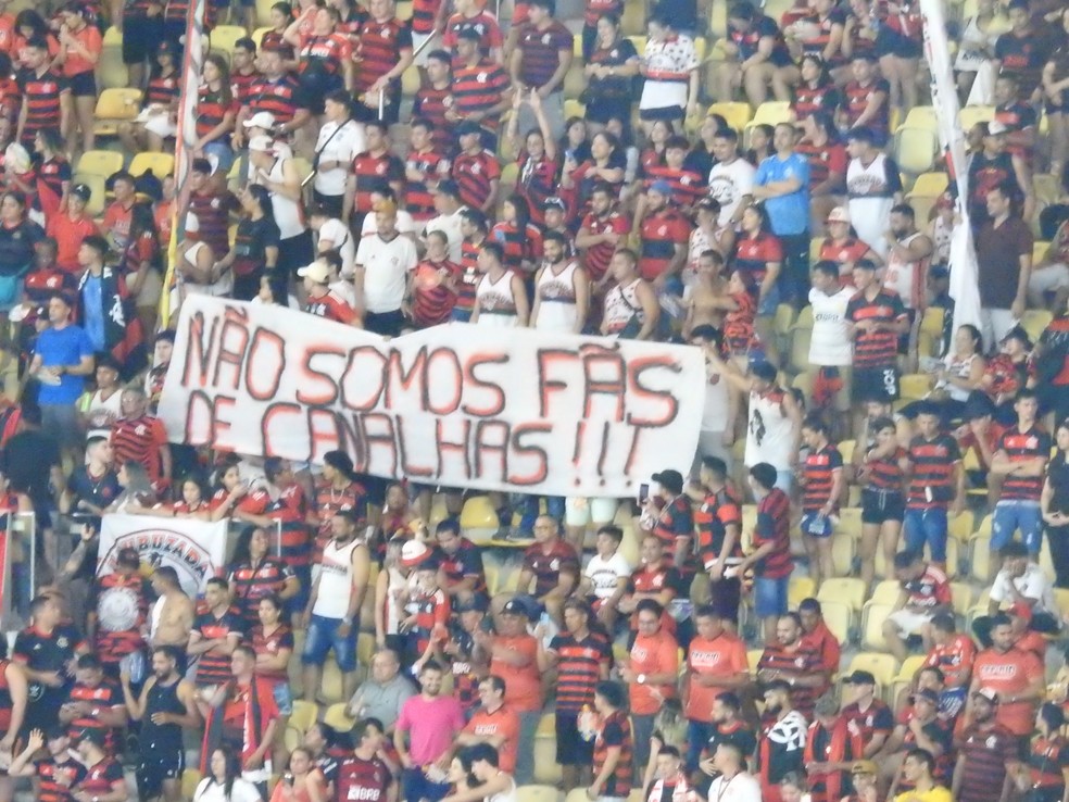 Torcida do Flamengo leva faixa contra Gabigol na Arena da Amazônia — Foto: Fred Gomes / ge
