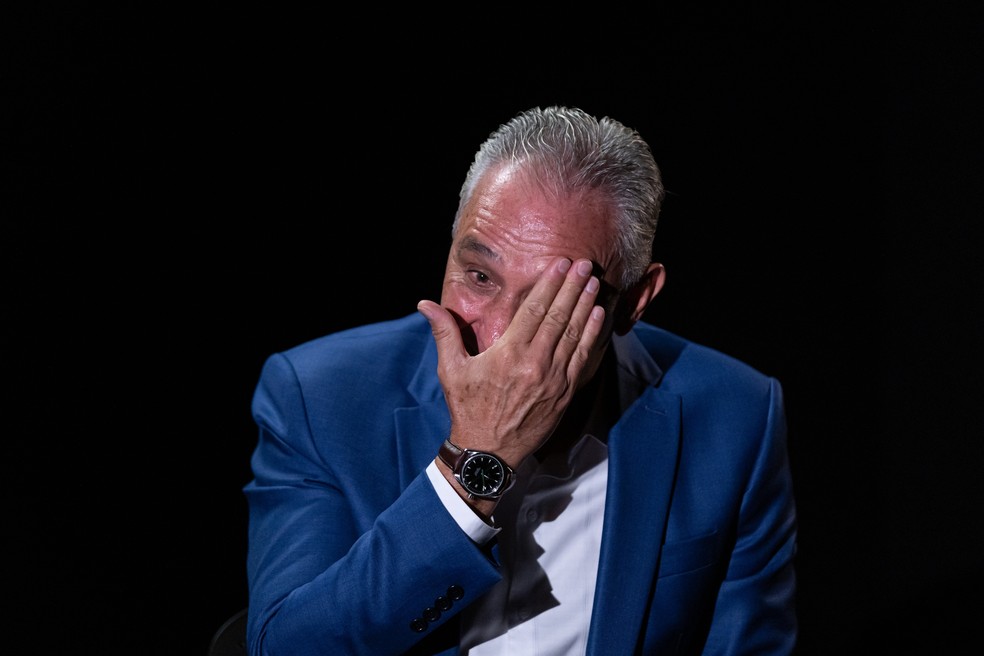 Técnico Tite com a mão sobre o rosto em entrevista ao Abre Aspas — Foto: Jhony Inácio