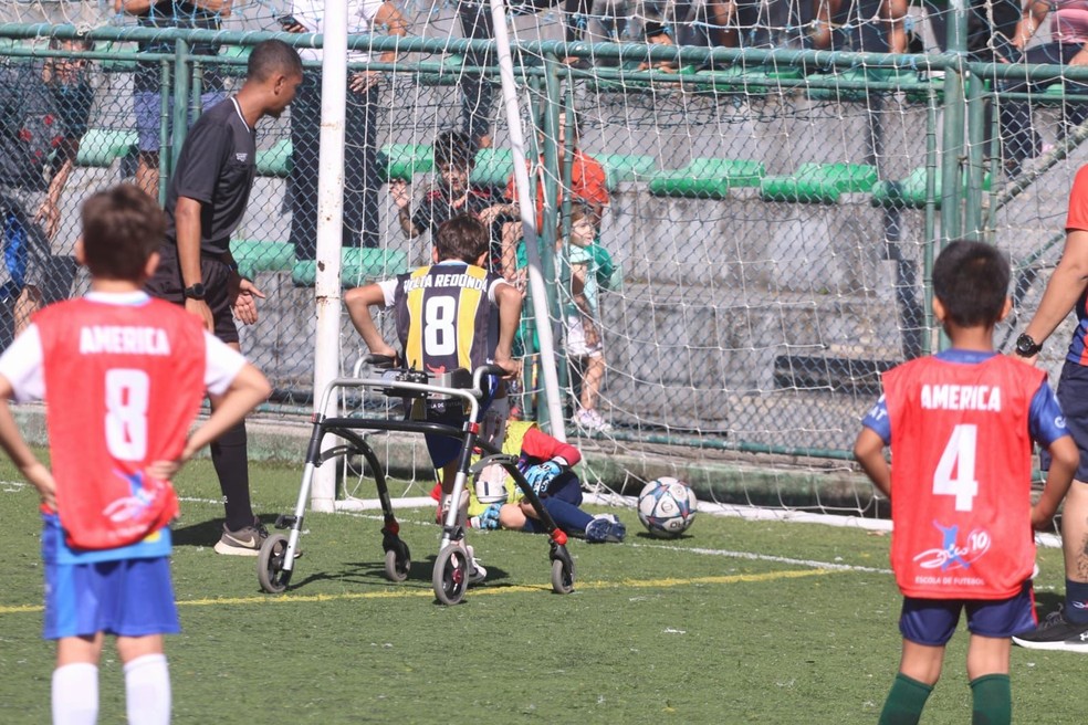 Felipe, com aux&iacute;lio de um andador, faz o gol do Volta Redonda. Sem chances para o goleiro do Am&eacute;rica &mdash; Foto: Sport On Rio