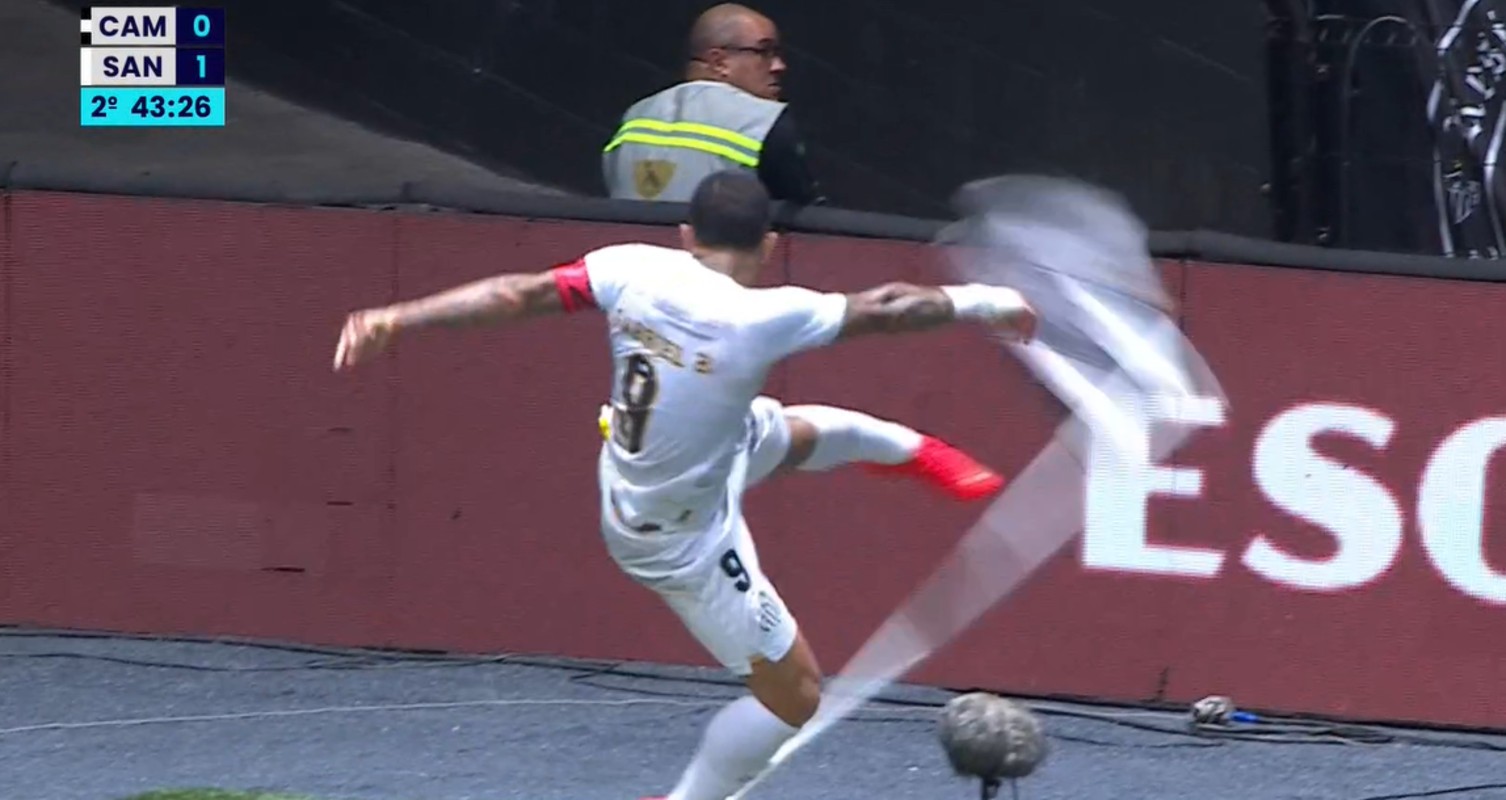 Gabigol chuta bandeira com escudo do Atlético-MG em comemoração e gera revolta; assista