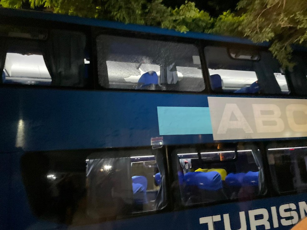 Ônibus do Palmeiras tem vidro quebrado por objetivo arremessado por torcedores do São Paulo — Foto: Camila Alves