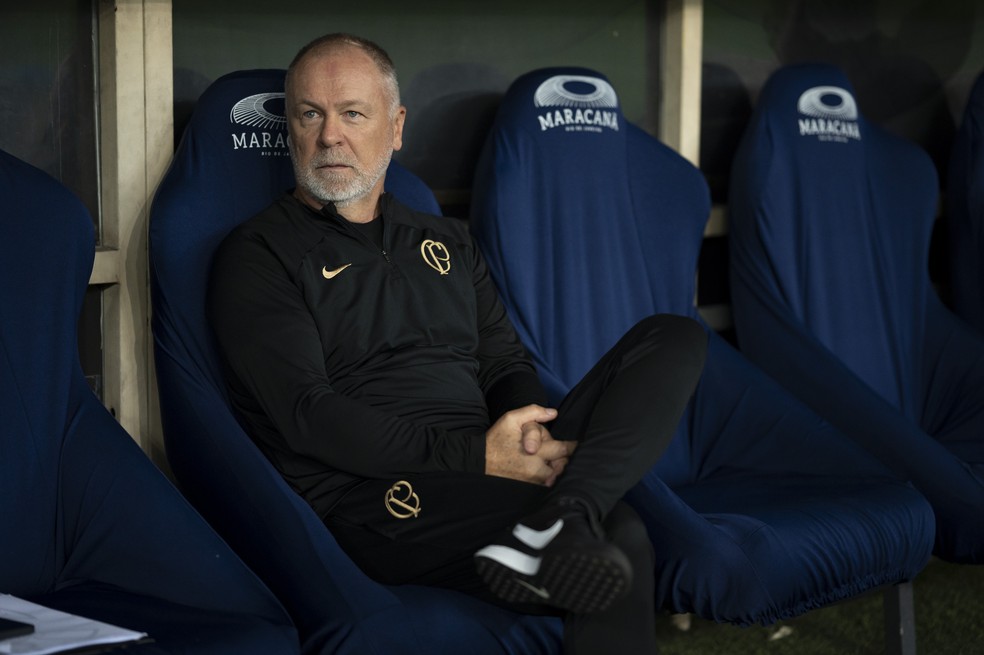 Mano Menezes, técnico do Corinthians, na partida contra o Fluminense — Foto: Jorge Rodrigues/AGIF