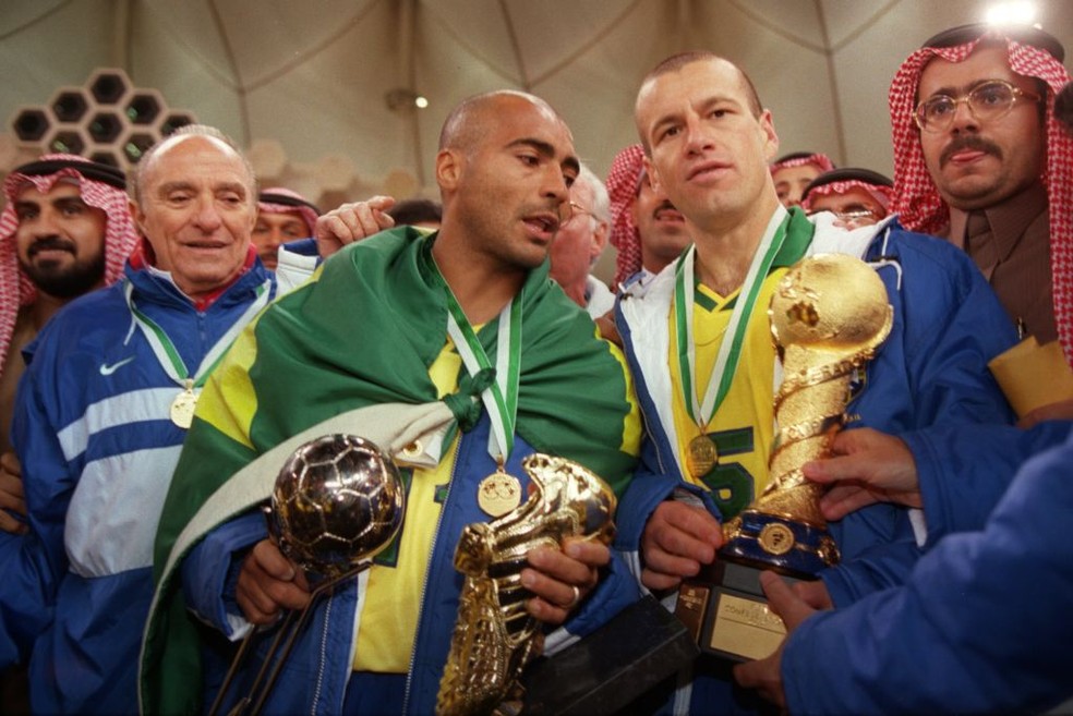 Romário e Dunga comemoram conquista da Copa da Confederações de 1997 — Foto: Matthew Ashton/EMPICS via Getty Images