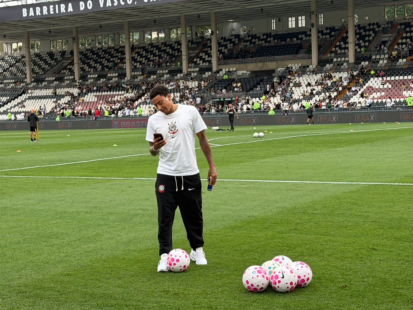 Lingard recebe terceiro cartão amarelo e vira desfalque no Corinthians
